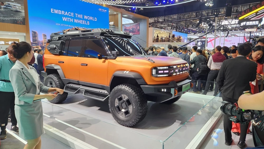 Jetour на пекинском автосалоне T5 презентация сбоку спереди