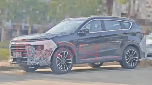 Обновленный кроссовер Jetour X70 Plus в Китае сбоку спереди
