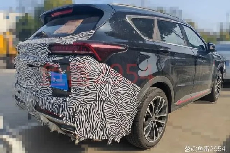 Обновленный кроссовер Jetour X70 Plus в Китае сбоку сзади