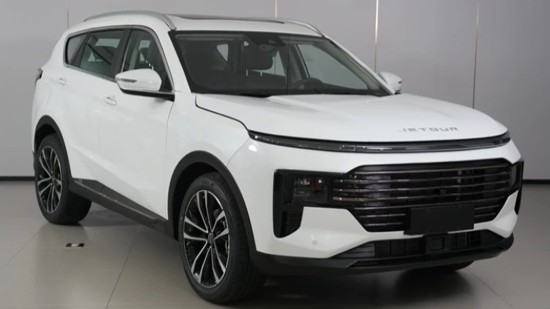Обновленный кроссовер Jetour X70 Plus сбоку спереди