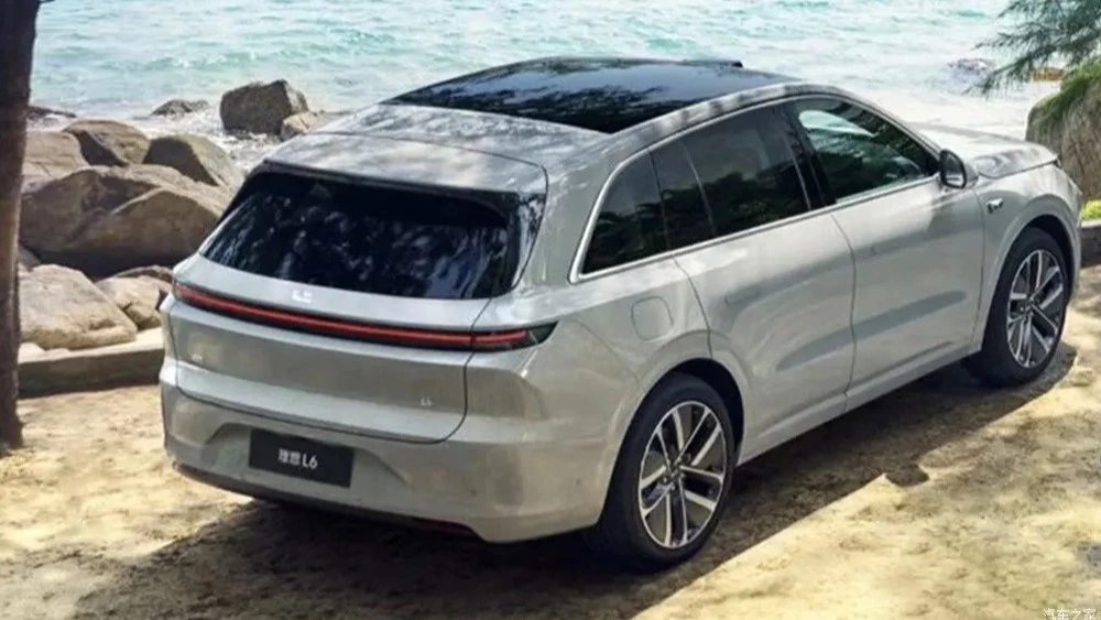 Кроссовер Li Auto L6 сбоку сзади