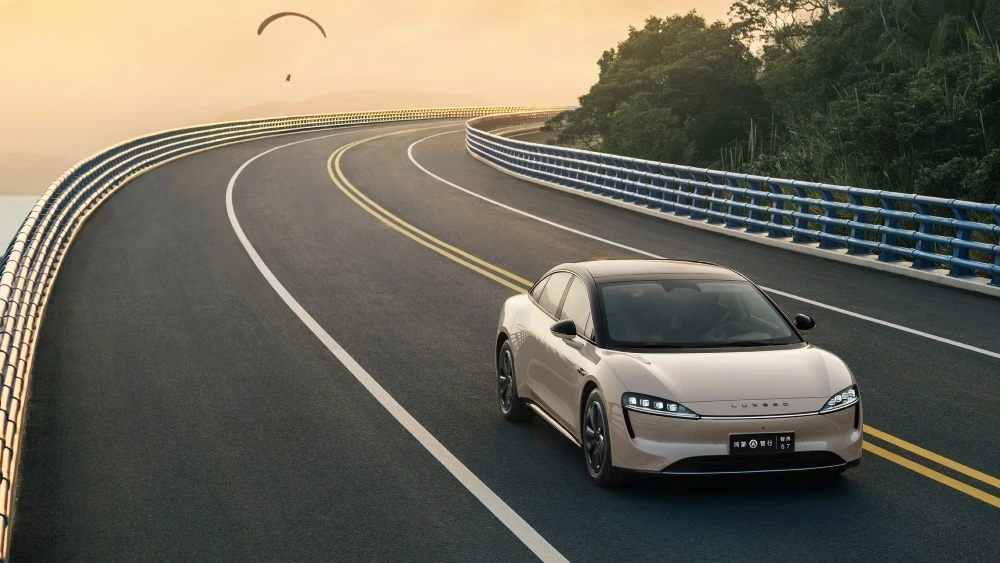 Электрический седан Luxeed S7 сбоку спереди в динамике