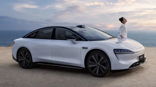 Электрический седан Luxeed S7 сбоку спереди