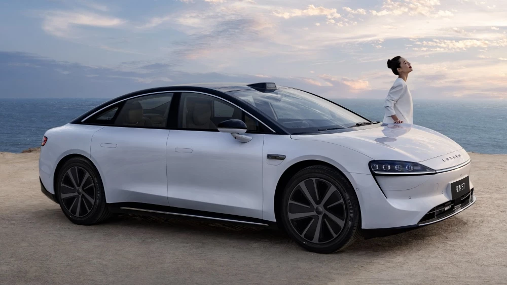 Электрический седан Luxeed S7 сбоку спереди