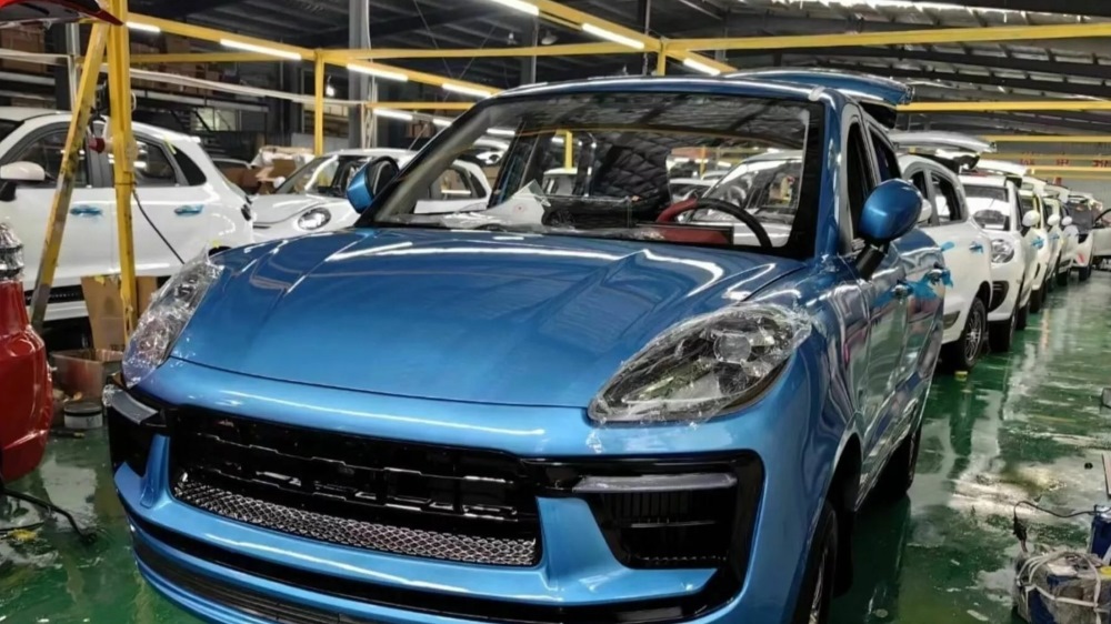 Реплика Mecides Porsche Macan сбоку спереди на производстве в Китае
