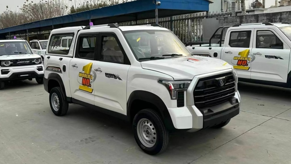 Реплика Mecides Toyota Tundra сбоку спереди в Китае