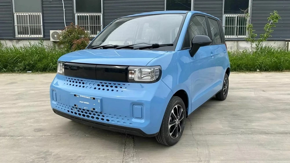 Реплика Mecides Wuling Hongguang Mini EV сбоку спереди в Китае