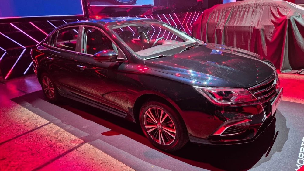 Седан MG 5 сбоку спереди презентация