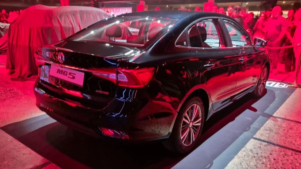 Седан MG 5 сзади сбоку презентация