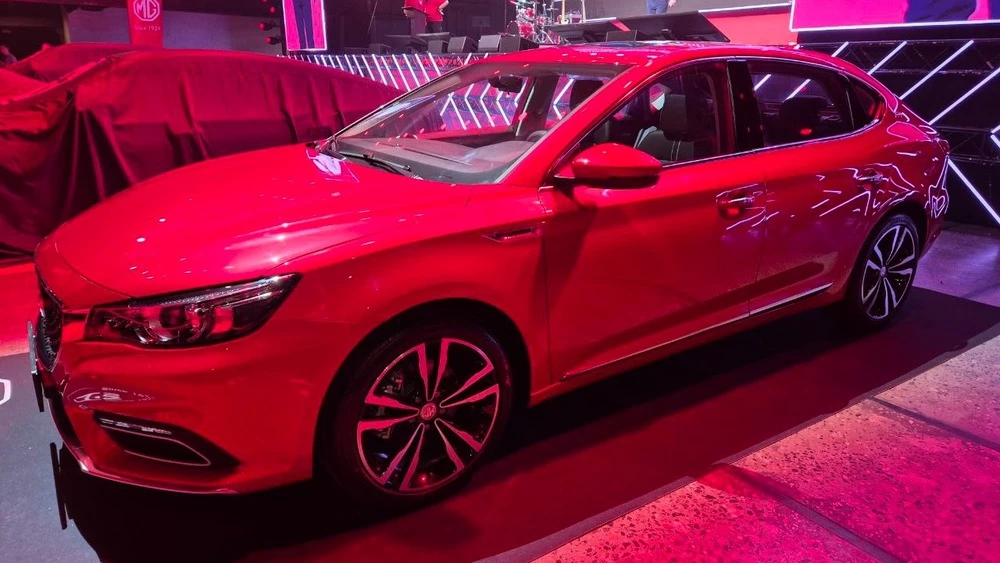 Лифтбек MG 6 сбоку спереди презентация