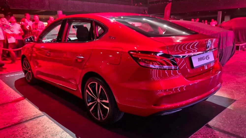 Лифтбек MG 6 сзади сбоку презентация