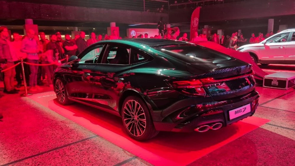 Лифтбек MG 7 сзади сбоку презентация