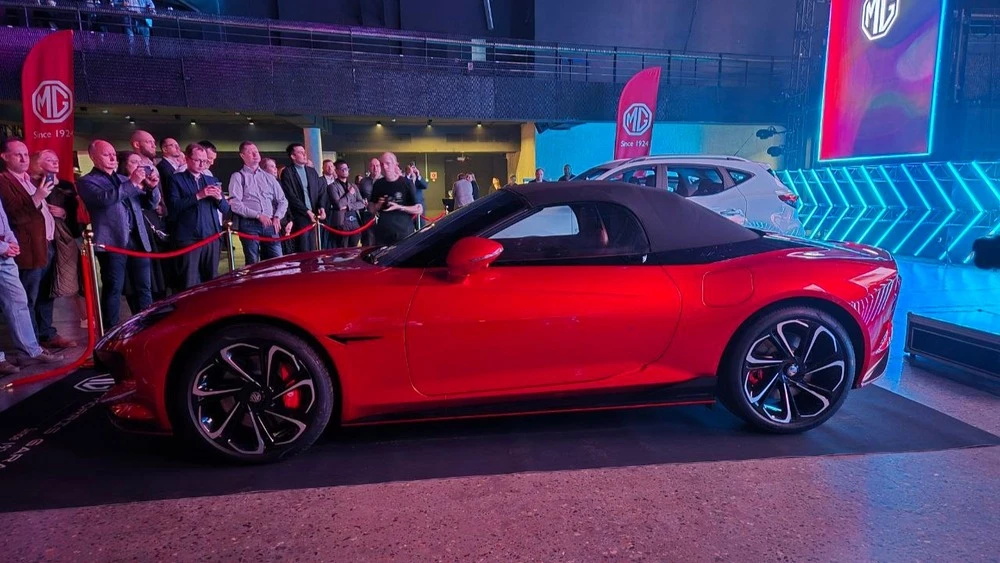 родстер MG Cyberstar сбоку презентация