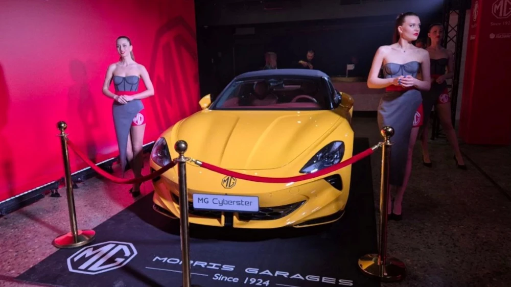 родстер MG Cyberstar спереди сбоку презентация