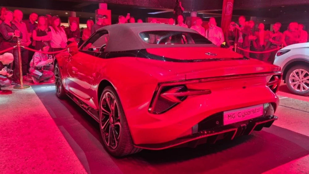 родстер MG Cyberstar сзади сбоку презентация