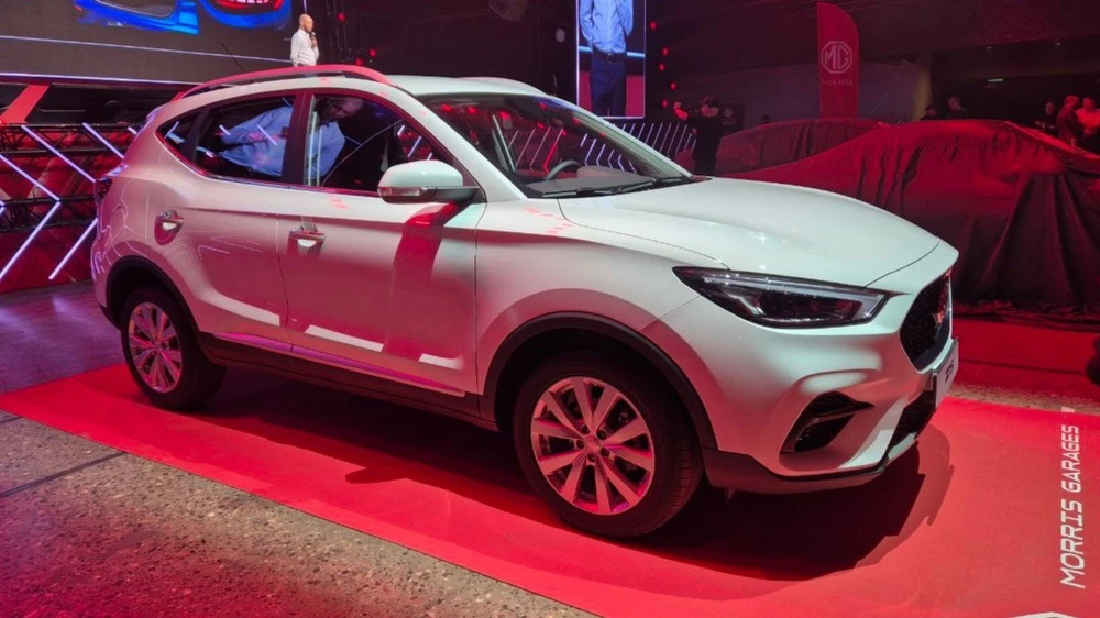 Кроссовер MG ZS спереди сбоку презентация