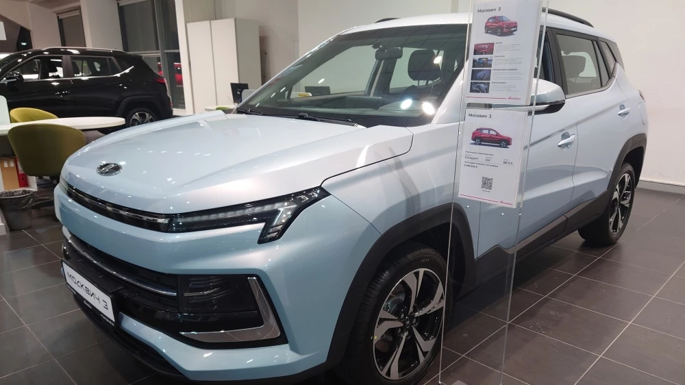 Автомобили «Москвич» сбоку спереди в дилерском центре цены екатеринбург