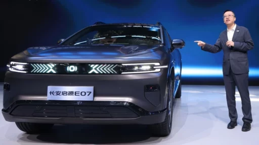 автомобиль-трансформер Changan Nevo E07 спереди в Пекине