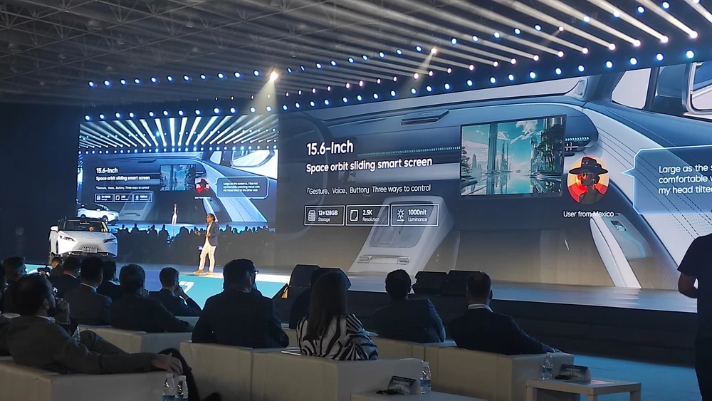 Omoda 7 презентация особенности экстерьер центральный экран двигается мультимедиа