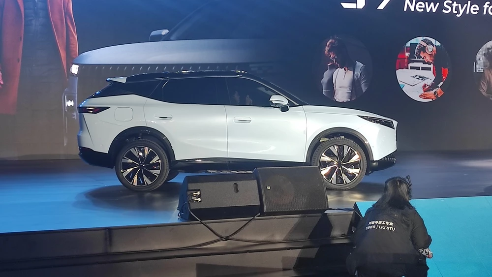 Omoda 7 презентация сбоку