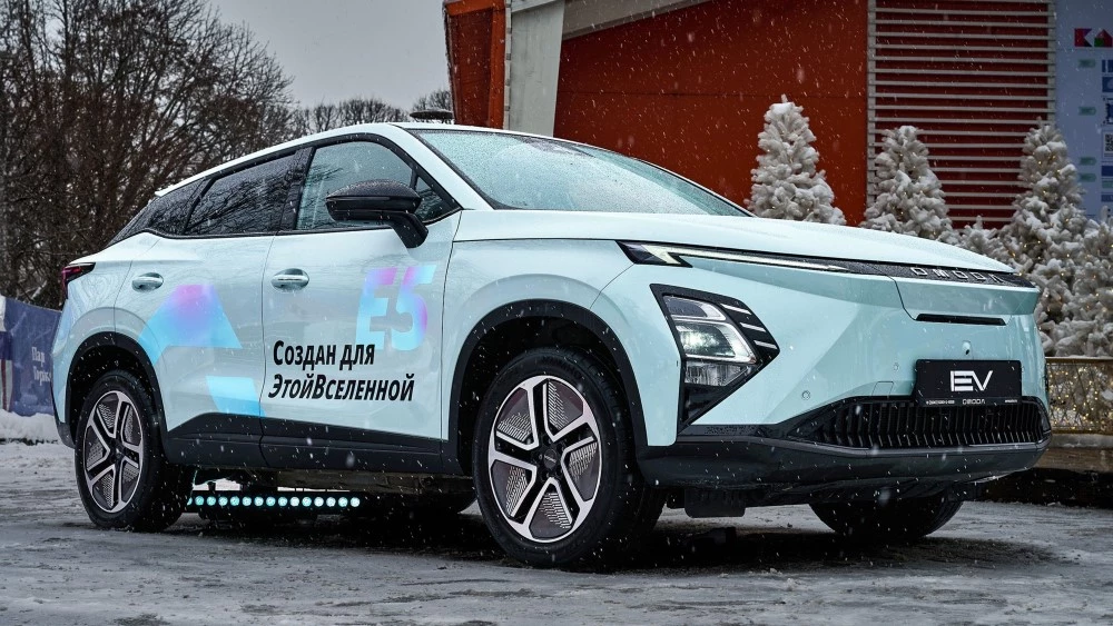 Электрический кроссовер Omoda E5 в Москве сбоку спереди