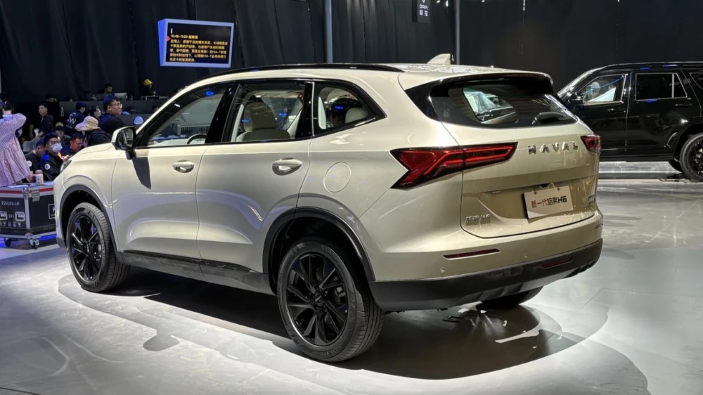 Haval H6 сзади сбоку в Пекине