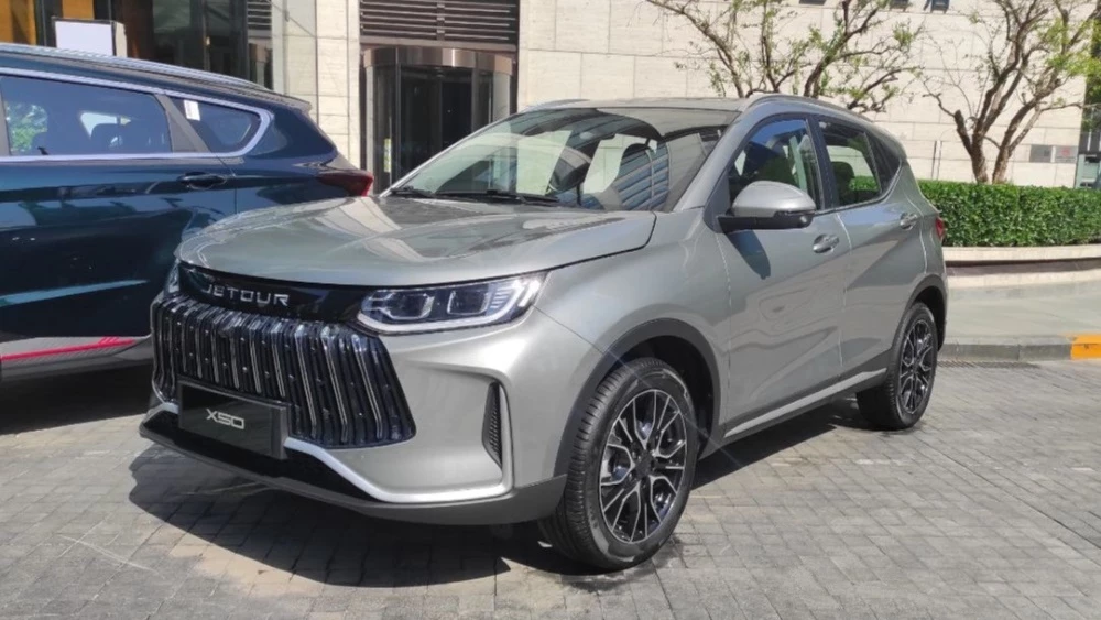 Jetour X50 сбоку спереди