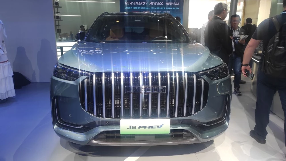 Jaecoo J8 PHEV спереди в Пекине