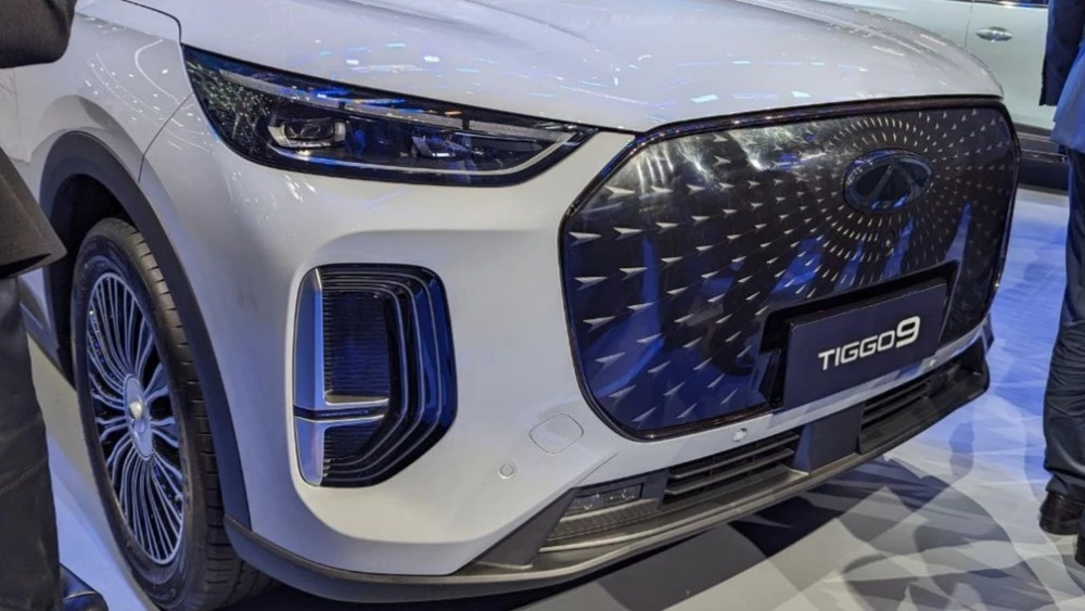 Tiggo 9 PHEV спереди в Пекине