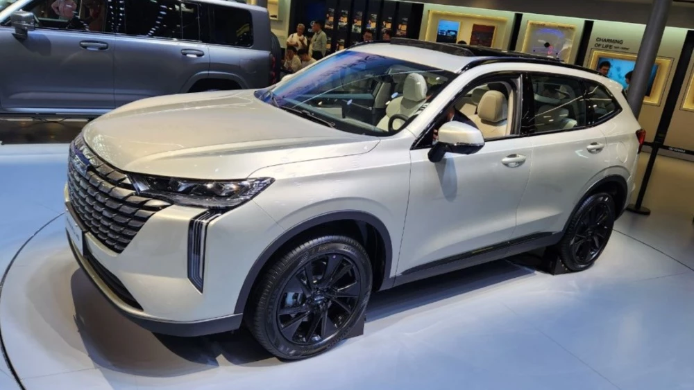 Haval H6 спереди сбоку в Пекине