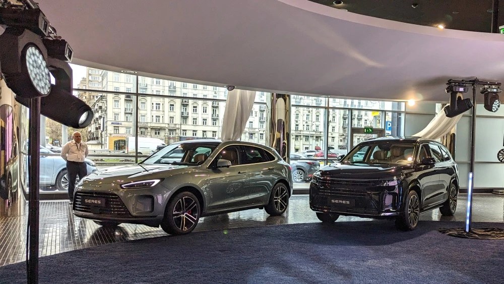 Seres M5 и M7 в России сбоку спереди презентация