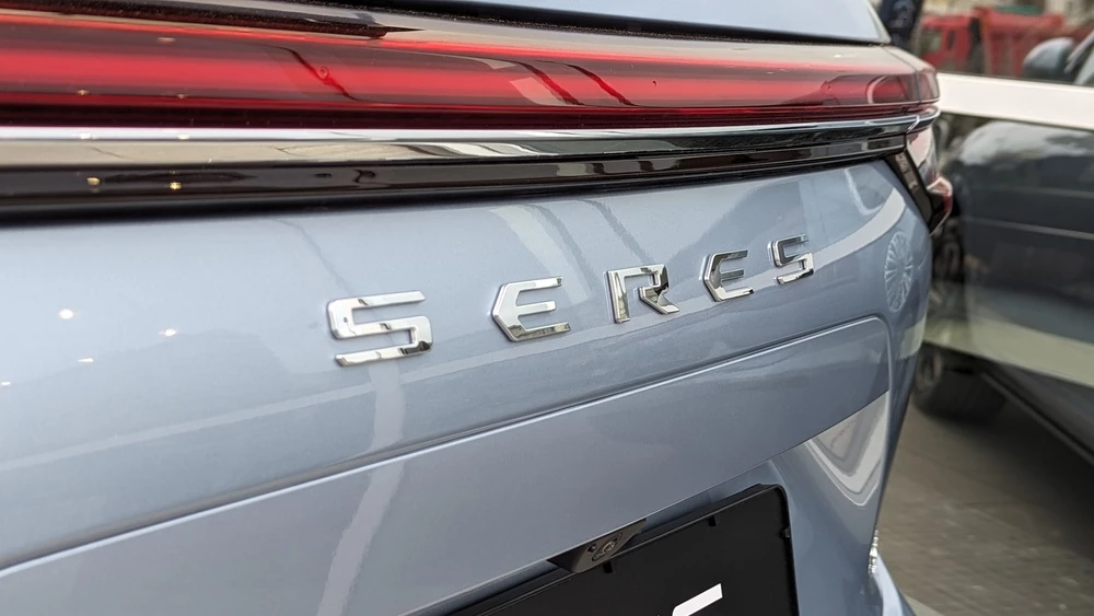 Seres M7 логотип сзади