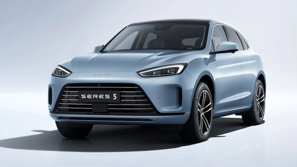 Электрический кроссовер Seres 5 сбоку спереди