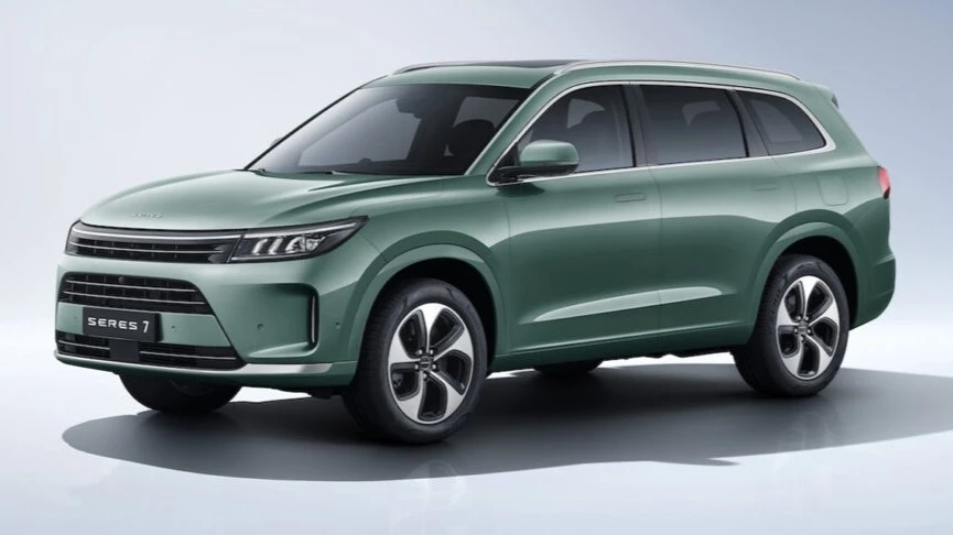 Электрический кроссовер Seres 7 сбоку спереди