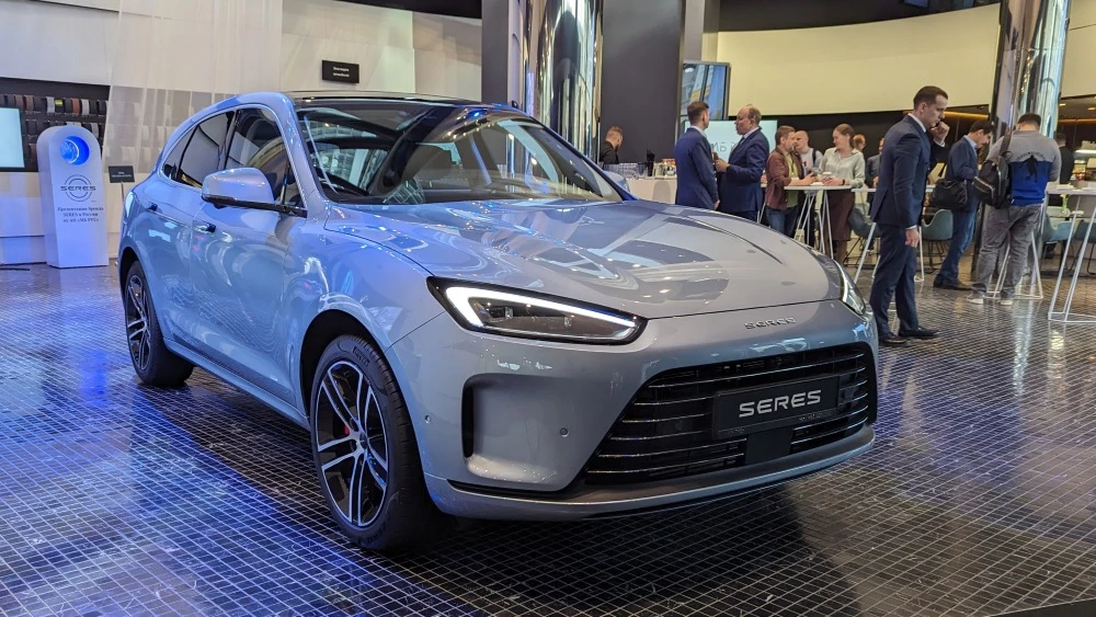 Seres M5 сбоку спереди