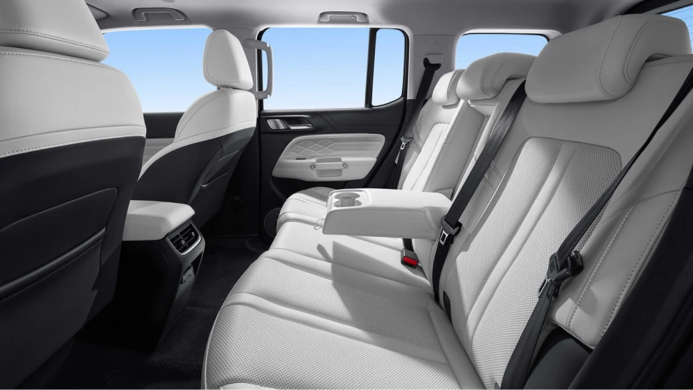 tank 300 hi4-t гибрид салон белый чёрный