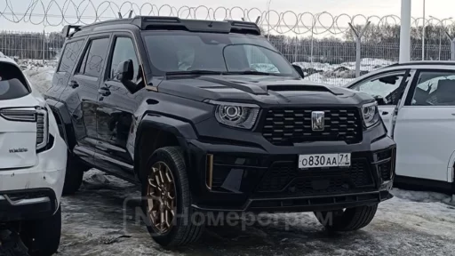 Tank 700 Hi4-T в России сбоку спереди