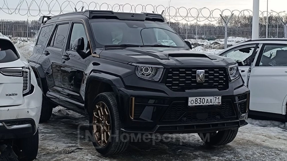 Tank 700 Hi4-T в России сбоку спереди