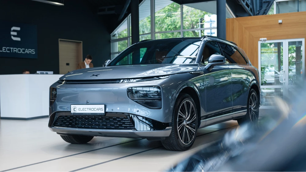 xpeng g9 сбоку спереди в дилерском центре electrocars