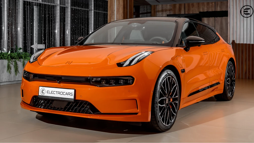 Электромобиль Zeekr 001 сбоку спереди