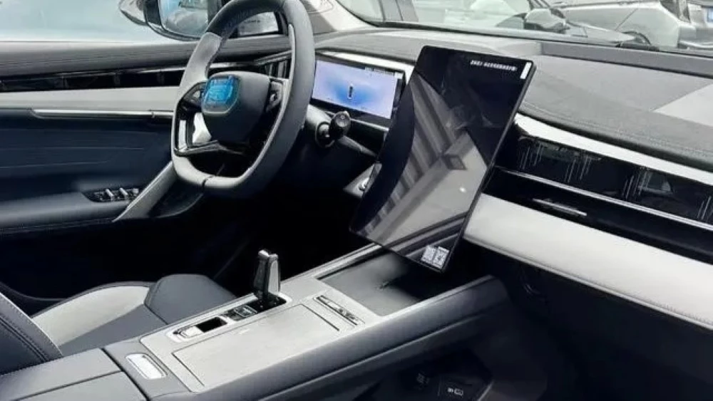 Обновленный кроссовер Geely Atlas 2024 интерьер