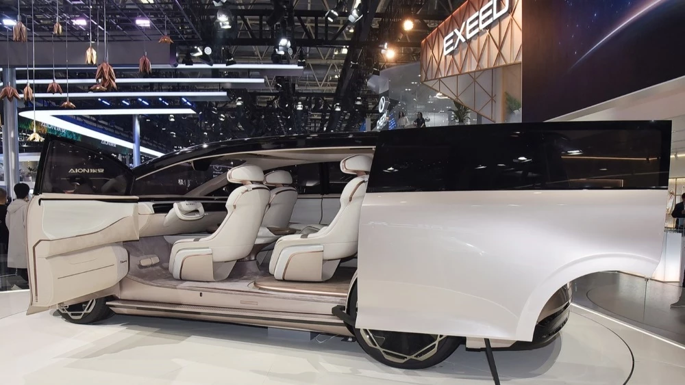 минивэн Exlantix E08 сбоку Пекинский автосалон