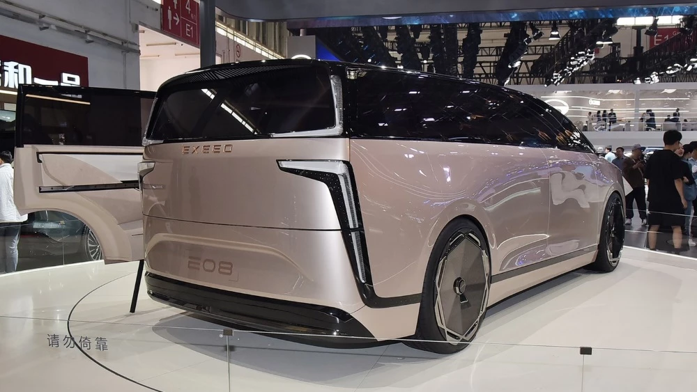 минивэн Exlantix E08 сзади сбоку Пекинский автосалон