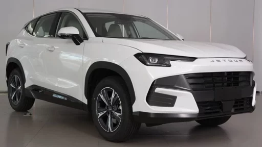 Обновленный кроссовер Jetour Dashing сбоку спереди белый