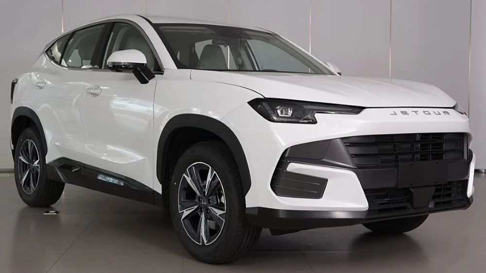 Обновленный кроссовер Jetour Dashing сбоку спереди белый