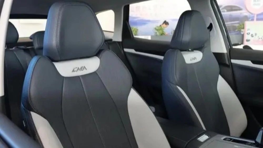 Обновленный кроссовер Geely Atlas 2024 интерьер