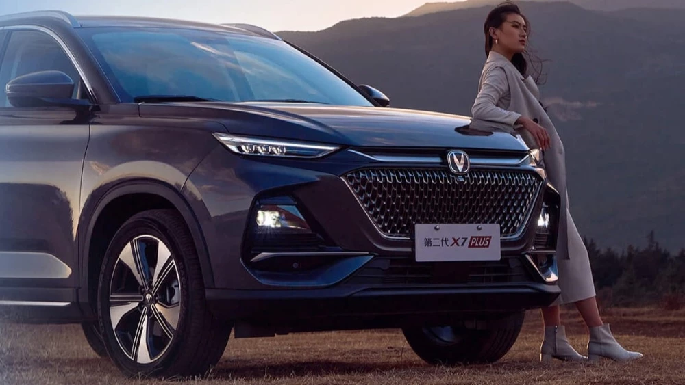 Кроссовер Changan X7 Plus сбоку спереди
