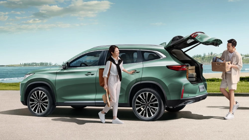 Обновленный кроссовер Exeed TXL сбоку сзади