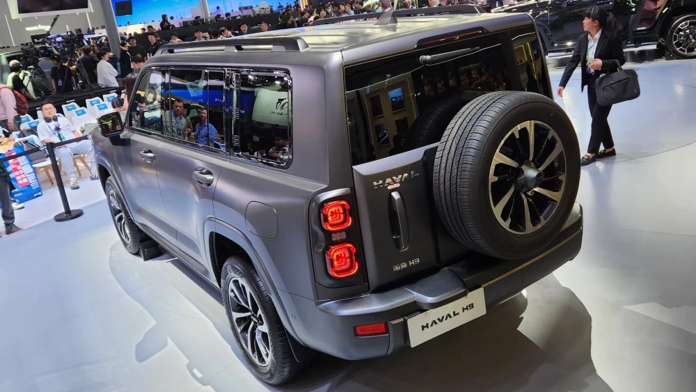 Haval H9 второго поколения новый серый сзади сбоку