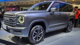 Haval H9 второго поколения новый серый спереди сбоку